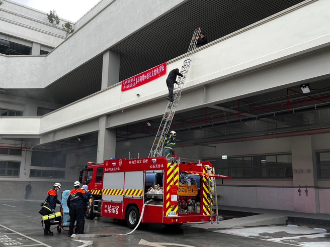 演练内容包括自卫消防编组、高空作业车救援、无人机勘灾。（图  / 刘咏韵翻摄）