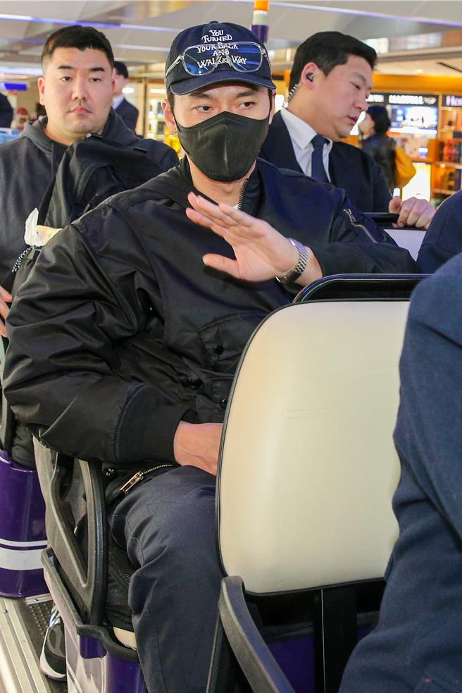 玄彬不忘向媒體揮手致意。（陳麒全攝）