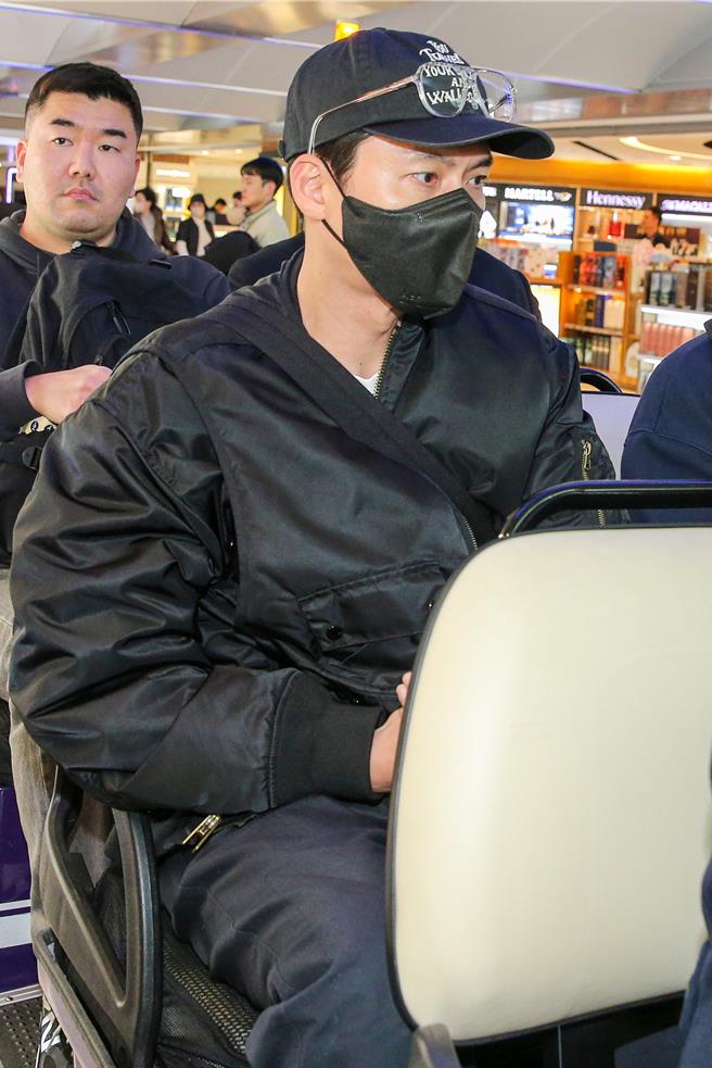 似乎是班機時間較早，玄彬看起來還沒睡醒。（陳麒全攝）