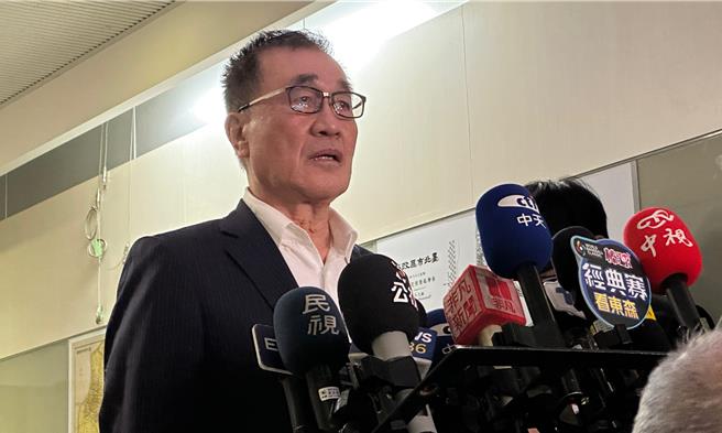 台北市副市长李四川15日上午邀集专家学者举行会议交换意见，会后李四川也透露，约莫于14日晚间，鼎越就函文北市府建管处，表达愿意暂缓施作争议的20％容奖部分，若鼎越后续提出变更设计，最快3个月内復工。（丁上程摄）