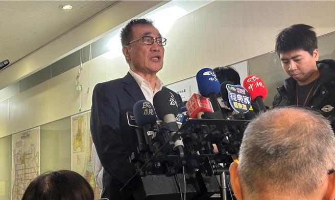 台北市副市长李四川15日透露，约莫于14日晚间鼎越就函文北市府建管处，表达愿意暂缓施作争议的20％容奖部分，若鼎越后续提出变更设计，最快3个月内復工。（丁上程摄）