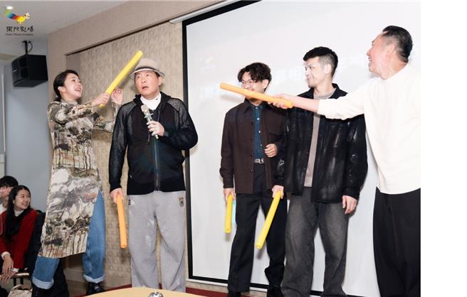 曾国城（左二）上台参加抢答赛，答错被大霈敲头。（果陀剧场提供）