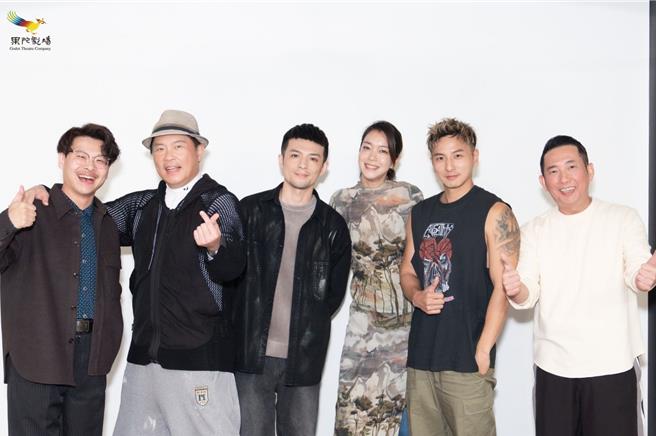 曾国城（左二）与大霈、小煜、屈中恒等人开心参加果陀尾牙。（果陀剧场提供）