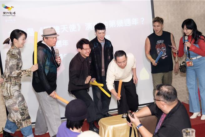 曾国城（左二）与大霈、小煜、屈中恒等人开心参加果陀尾牙。（果陀剧场提供）