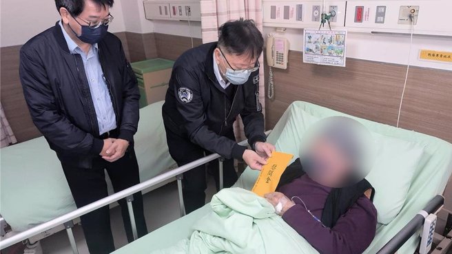 高齡94歲的台南市民林修五14日在兒女陪同下前往台南市無障礙福利之家申請輔具補助時，自行推輪椅慢走卻在電梯內滑倒撞到尾椎，經送醫檢查確認腰椎骨折須住院治療。市府社會局長盧禹璁15日前往台南市立醫院慰問。（家屬提供／洪榮志台南傳真）