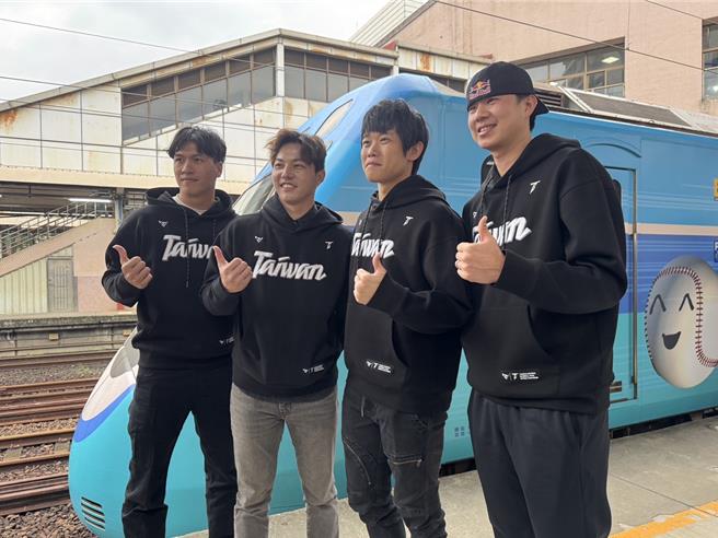 交通部观光署携手台铁公司今（15）日举办彩绘列车「微笑冠军号-Havea Tripwith with Champion!」发布记者会，邀请冠军队成员陈冠宇、黄子鹏、林立、郭俊麟一同出席。（柯毓庭摄）