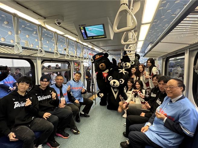 2025台湾灯会将于桃园盛大展开，为宣传灯会并鼓励旅客使用大眾交通工具安排灯会行程、延续棒球12强冠军热潮，交通部观光署携手台铁公司打造彩绘列车「微笑冠军号-Havea Tripwith with Champion!」，观光署长周永晖与台铁董事长杜微今(15)日共同宣布微笑冠军号正式启航。（柯毓庭摄）