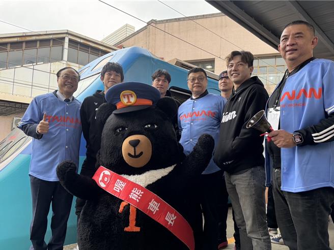 台铁董事长杜微说，非常高兴这次能跟观光署和冠军队与灯会做结合，微笑冠军号列车班次会公告网站，希望有兴趣民眾旅客多加利用。（柯毓庭摄）