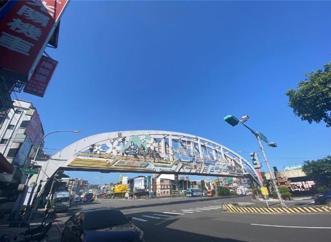 土城中华陆桥是新北市升格以来的第58座人行陆桥，拆除完后将使人行空间及行车视线变得更加宽敞，通行也更为安全便利。（工务局提供）