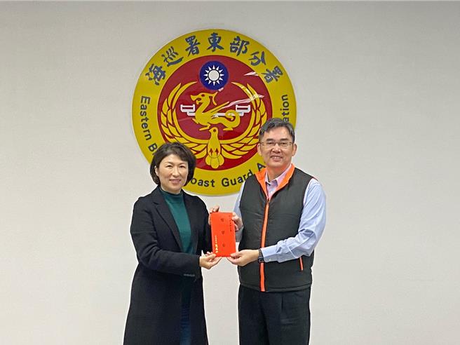 台東縣長饒慶鈴今日率團前往勞軍並致贈春節慰勞金。（台東軍人服務站提供／蔡旻妤台東傳真）