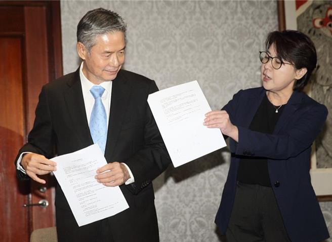 金溥聪（左）杠上媒体人陈文茜及前立委蔡正元提告求偿600万元。（中时资料照片）