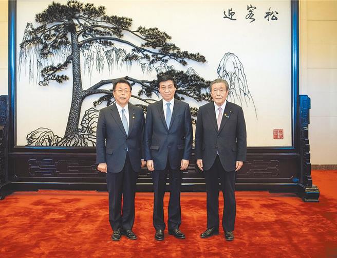中共中央政治局常委、全国政协主席王沪寧（中）14日在北京会见由日本自民党干事长森山裕（右）、公明党干事长西田实仁（左）率领的日本执政党代表团。（新华社）