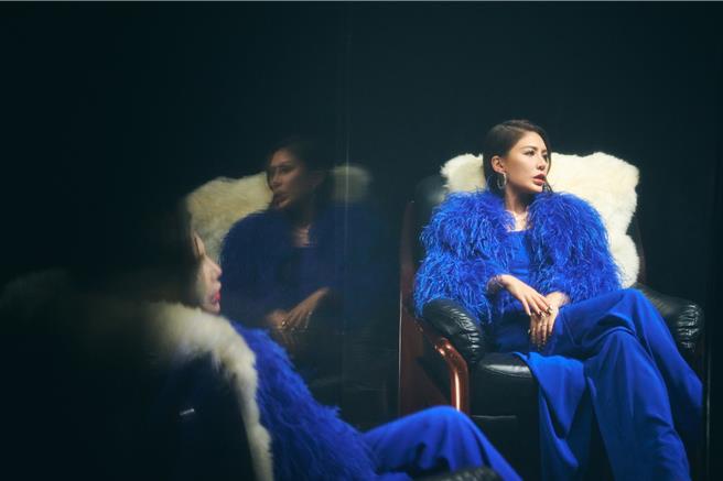 艾怡良推出新歌〈怎么演怎么不像〉。（环球音乐提供）