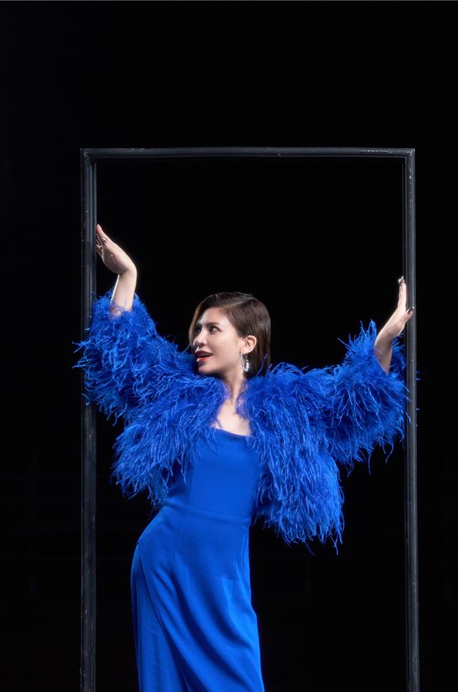 艾怡良推出新歌〈怎么演怎么不像〉。（环球音乐提供）