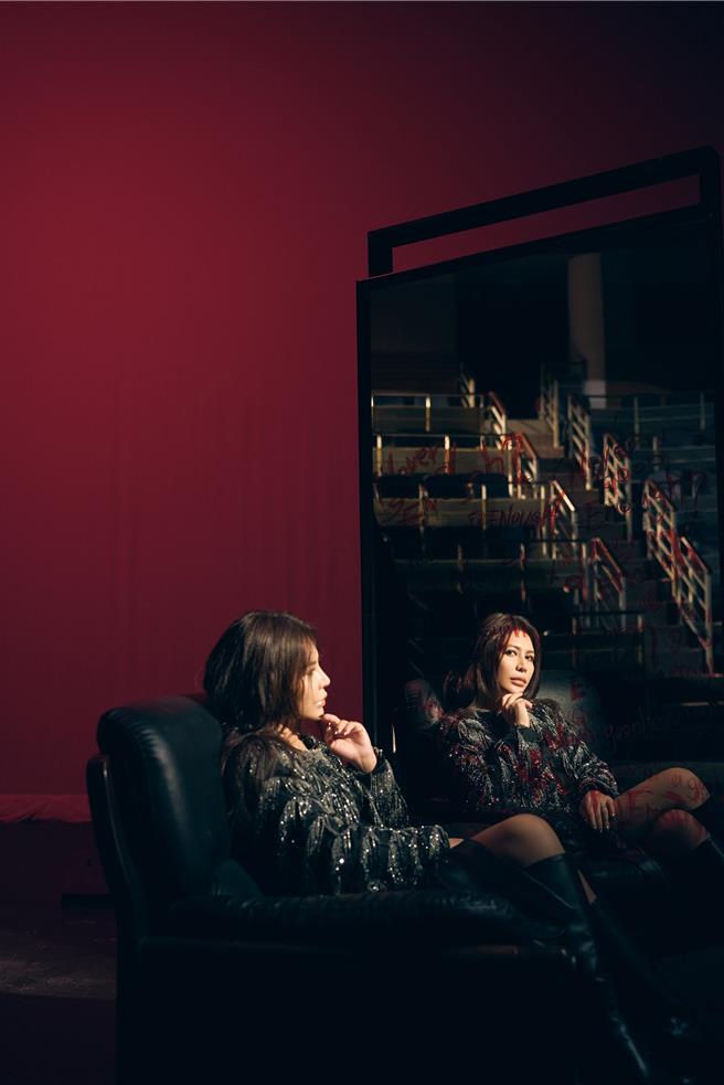 艾怡良推出新歌〈怎么演怎么不像〉。（环球音乐提供）