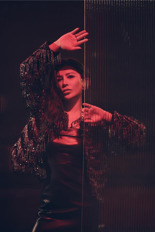 艾怡良推出新歌〈怎么演怎么不像〉。（环球音乐提供）