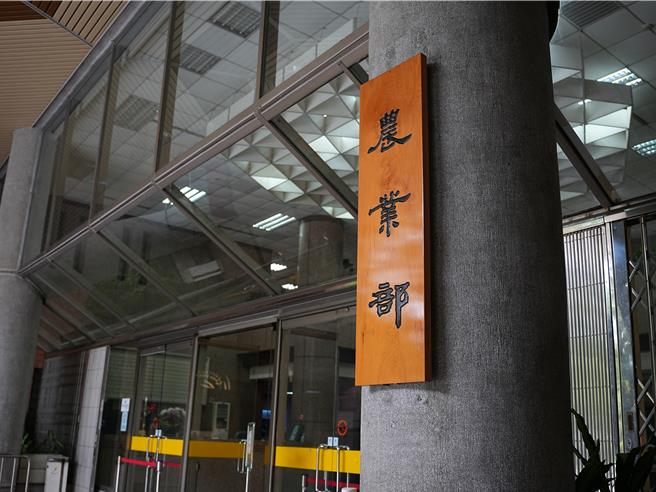 農業部今（15）日表示，有委員提案將農業部業務費刪減只剩下1元，不僅影響農業部日常營運所需的水電、物品等相關費用，更涉及老農福利津貼申領及核發。（黃敬文攝）