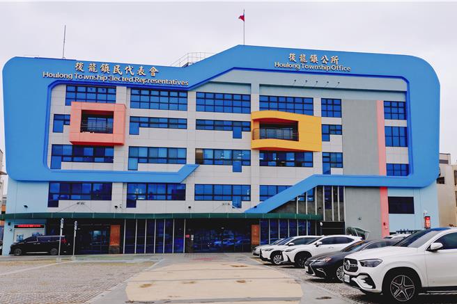 苗栗县后龙镇公所申请生育津贴开跑喽，为减轻爸妈育儿负担，只要设籍满一年，新生儿出生3个月内完成后龙设籍，最高可领36000元。（吕丽甄摄）