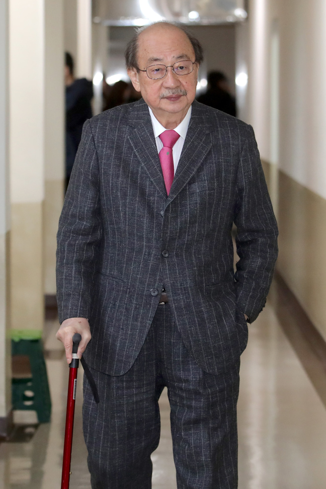 114年度中央政府總預算案15日開始朝野協商，針對國民黨針對所有部會就要凍結7成業務費，恐癱瘓部會運作，民進黨立法院黨團總召柯建銘出席協商前受訪表示，國民黨若是真的這麼做，那就是頭殼壞去、自尋死路。（黃世麒攝）