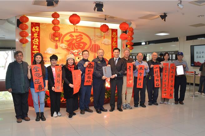 r新北市警察局长廖训诚（左六）与中国书法学会理事长陈铭镜（右六）及书法老师们。（新北市警察局提供）