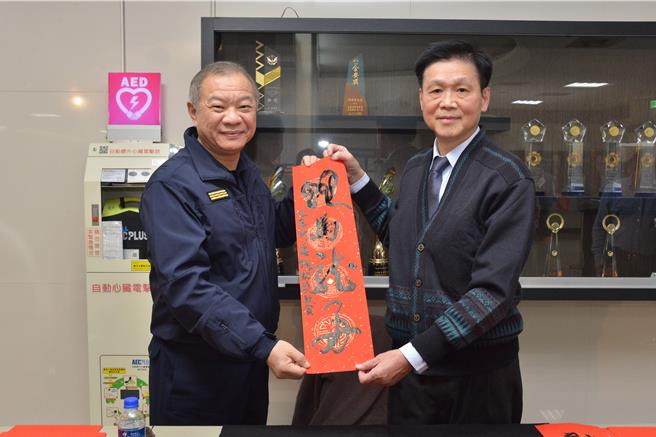 理事长陈铭镜现场书写赠与廖训诚「蛇马龙好」。（新北市警察局提供）
