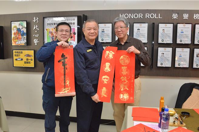 中国标准草书学会副理事长黄显辉老师（右一）现场书写「除暴安良」。（新北市警察局提供）