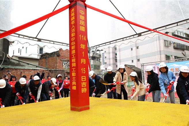 云林县虎尾镇老年人口高居全县第2，公所争取兴建「老人活动中心」，15日举行动土典礼，县府表示「一乡镇一日照」是云林的愿景，让长者可以在地乐活、在家终老。（张朝欣摄）