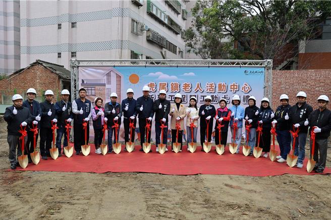 云林县虎尾镇老年人口高居全县第2，公所争取兴建「老人活动中心」，15日举行动土典礼，县府表示「一乡镇一日照」是云林的愿景，让长者可以在地乐活、在家终老。（张朝欣摄）