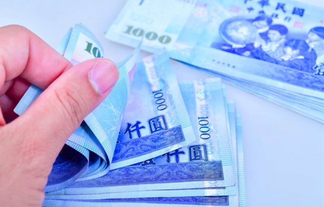 今天发放国民年金保险丧葬给付，一次发5个月共9万8805元。（图：shutterstock／达志）