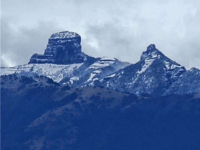 15日寒流来袭，雪山主峰飘雪，远眺大霸尖山被白雪覆盖。（国立中兴大学森林系提供／谢明俊苗栗传真）