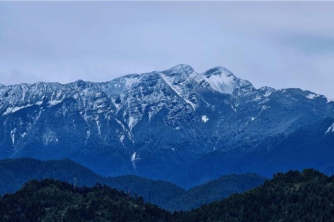 雪山主峰飘雪，远眺圣棱线被白雪覆盖。（国立中兴大学森林系提供／谢明俊苗栗传真）