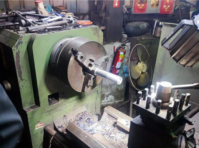 台南市南区安平工业区新平路一家机器工厂，15日下午2点多惊传工人作业时，不慎遭车床夹住死亡的意外事件。（读者提供／洪荣志台南传真）