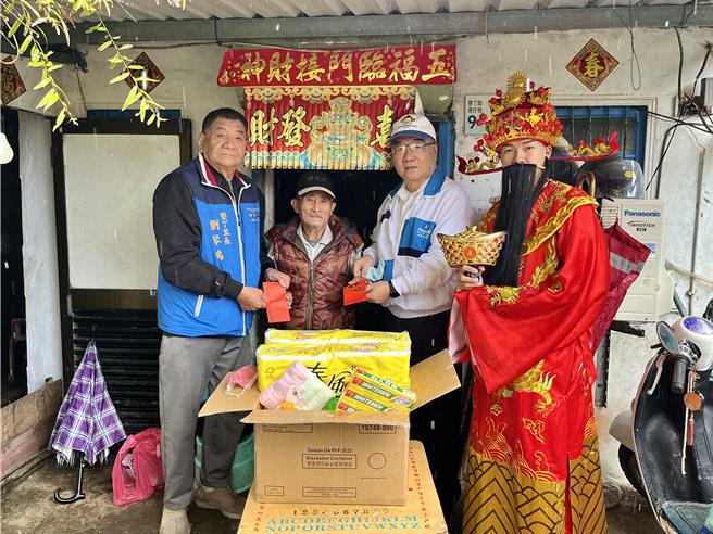 垦丁福华饭店连续27年关怀清寒独居长者，由总经理张积光（右二）与垦丁里长刘琴鸣（左一）率队，赠送民生日常用品与红包，让长者好过年。（垦丁福华饭店提供／罗琦文屏东传真）