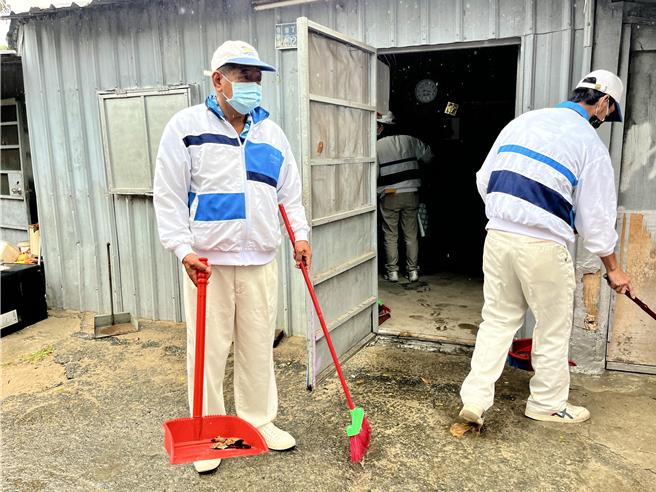 垦丁福华饭店协助清寒独居长者清理住家。（垦丁福华饭店提供／罗琦文屏东传真）