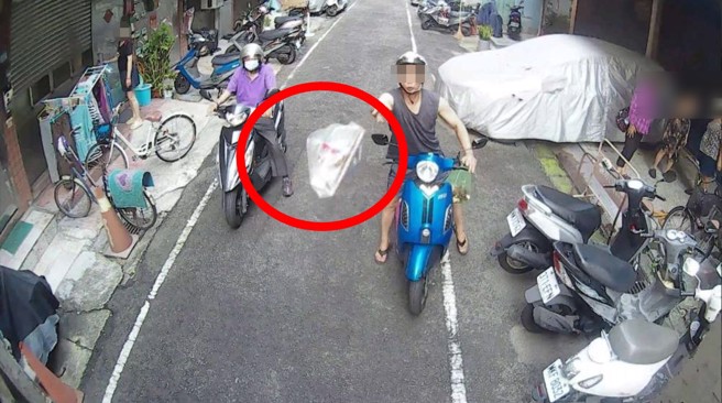 新北市一名资源回收车的清洁队员，被一名男子用空宝特瓶砸，恶劣行径被密录器录下，PO在网路上。（翻摄爆料公社）