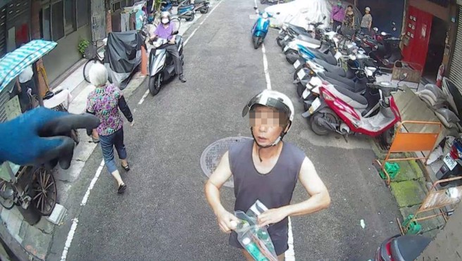 新北市一名资源回收车的清洁队员，被一名男子用空宝特瓶砸，恶劣行径被密录器录下，PO在网路上。（翻摄爆料公社）