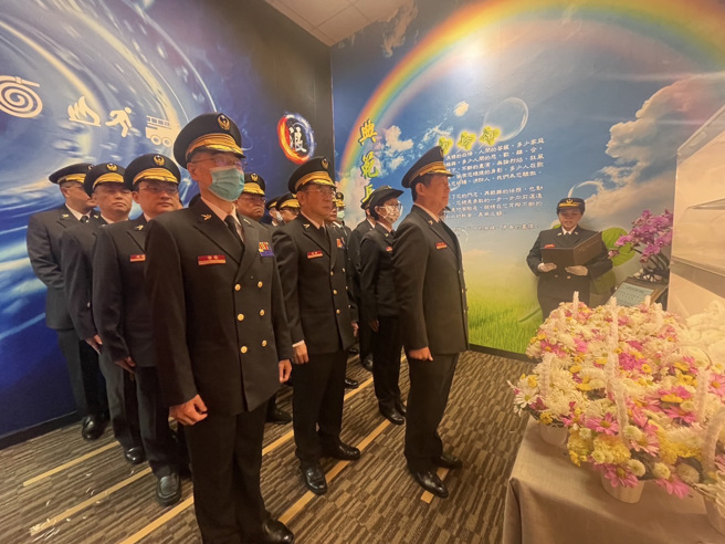 北市消防局局長帶隊在119消防節前，前往祭拜緬懷殉職先烈。（翻攝畫面）