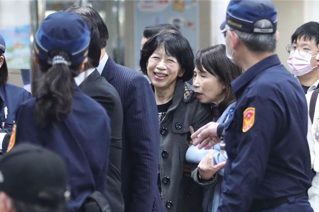 柯文哲的夫人陈佩琪女士（中）前往台北地院为丈夫办理交保手续，完成后带着笑容离开。（中时资料照片， 黄世麒摄）