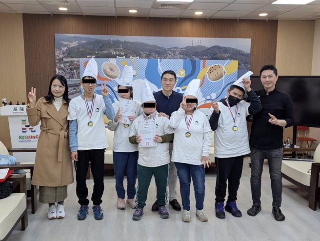 基隆市政府推出「希望學苑」，提供高中職畢業特教生能有專業技能與職業試探的機會，15日舉行首屆成果發表會，由市長謝國樑回顧課程並祝賀學員結業。（張志康攝）