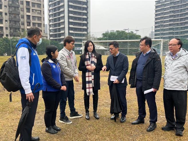 立委万美玲15日安排立法院教文委员会至桃园「中路足球场」考察，并邀请教育部次长张廖万坚、体育署署长郑世忠、桃园市体育局局长许彦辉出席，在万美玲积极争取下，将斥资7500万元进行整建，并由教育部补助6成经费、其余4成经费及后续维护费用由桃园市政府编列预算支应。（万美玲提供）