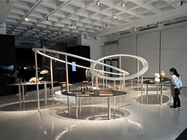 台湾工艺研究发展中心以「造物星图」为概念，在工艺设计馆展出23名青年的53件作品。（杨静茹摄）
