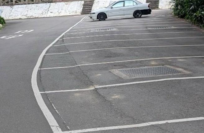 桃园市新屋区滨海路永安段251巷内的停车格与柏油路面，疑似因周边工程多重车出入频繁，导致路面严重变形，产生约5公分的高低落差，民眾忧成隐患。（陈睿生提供／廖姮玥）