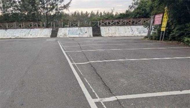 桃园市新屋区滨海路永安段251巷内的停车格与柏油路面，疑似因周边工程多重车出入频繁，导致路面严重变形，产生约5公分的高低落差，民眾忧成隐患。（陈睿生提供／廖姮玥）