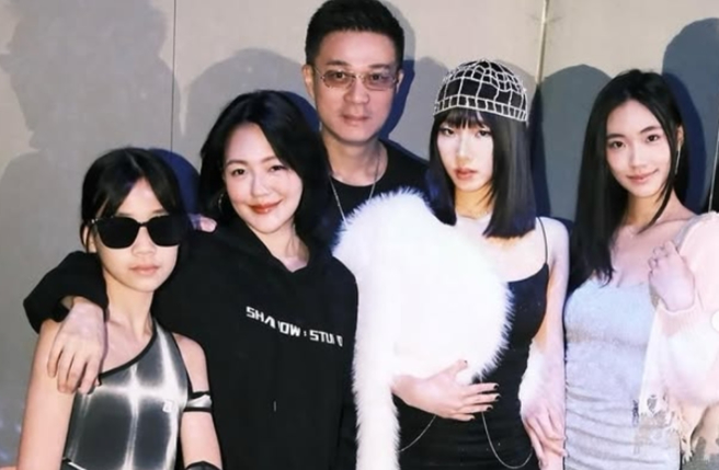 小S和许雅钧育有3个宝贝女儿Elly、Lily、Alice。（图／翻摄自 IG）