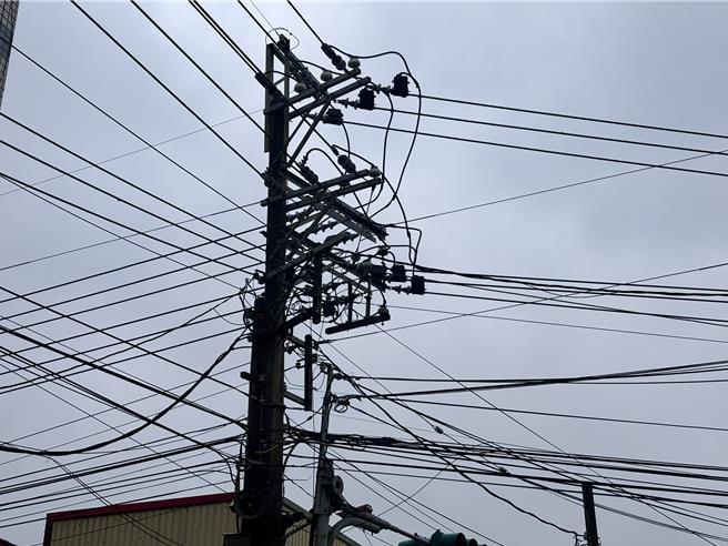 電線垂落猶如血滴子！桃園市楊梅區楊新路三段上的纜線錯綜複雜，各家電信業者、網路線等建置，地方批評根本就是血滴子非常危險，當地瑞原里長黃定宏也盼能有統一窗口報修。（廖姮玥攝）