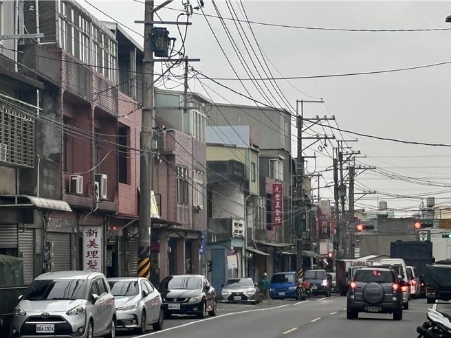 電線垂落猶如血滴子！桃園市楊梅區楊新路三段上的纜線錯綜複雜，各家電信業者、網路線等建置，地方批評根本就是血滴子非常危險，當地瑞原里長黃定宏也盼能有統一窗口報修。（廖姮玥攝）