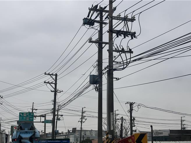 電線垂落猶如血滴子！桃園市楊梅區楊新路三段上的纜線錯綜複雜，各家電信業者、網路線等建置，地方批評根本就是血滴子非常危險，當地瑞原里長黃定宏也盼能有統一窗口報修。（廖姮玥攝）