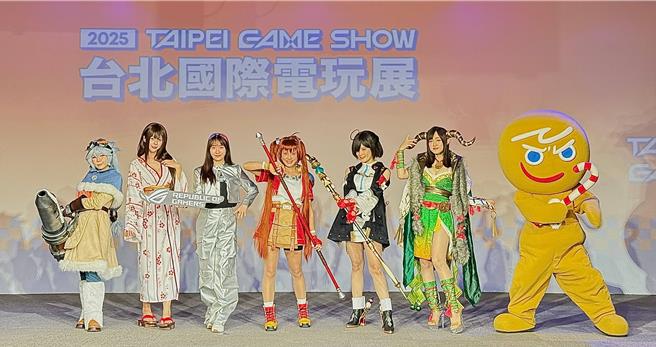 多名coser齐聚一堂，宣告2025台北国际电玩展即将登场。（古明弘摄）