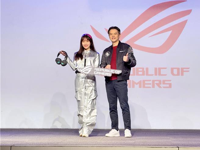 游戏品牌业者与coser一起亮相，在2025台北国际电玩展记者会上预告展出内容。（古明弘摄）