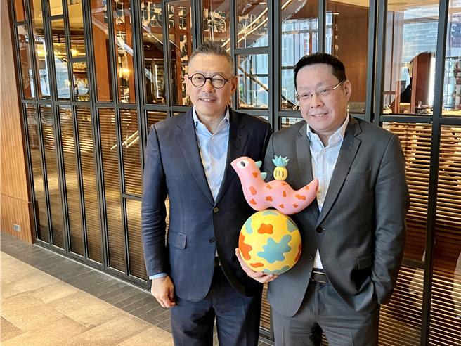 新光三越总经理吴昕阳（左起）与执行副总吴昕昌，要将新光三越持续打造为最信赖的生态圈。（吴奕萱摄）